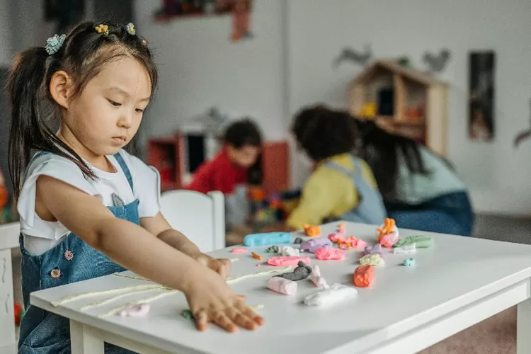 Ilustrasi Anak Bermain Plastisin (Pexels)