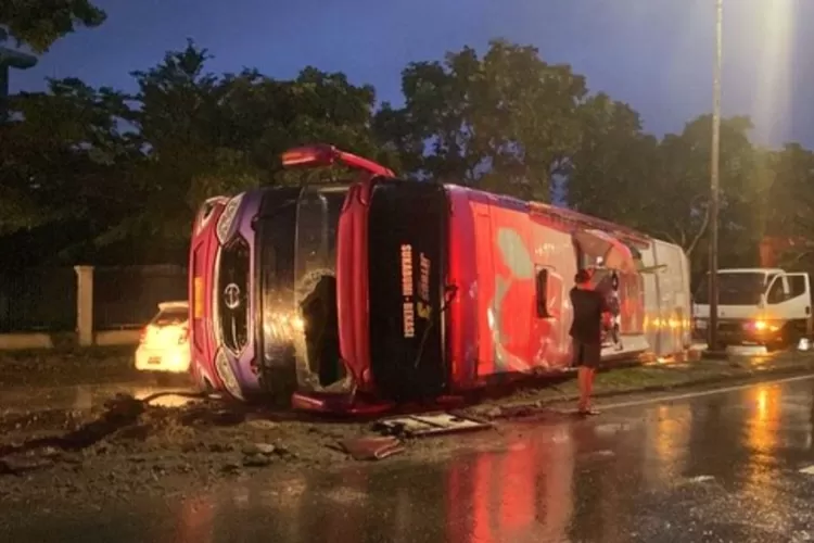 Potret Bus Laju Utama Alami Kecelakaan hingga Terguling di Lingkar Selatan Kota Sukabumi (X/ @freshforus)