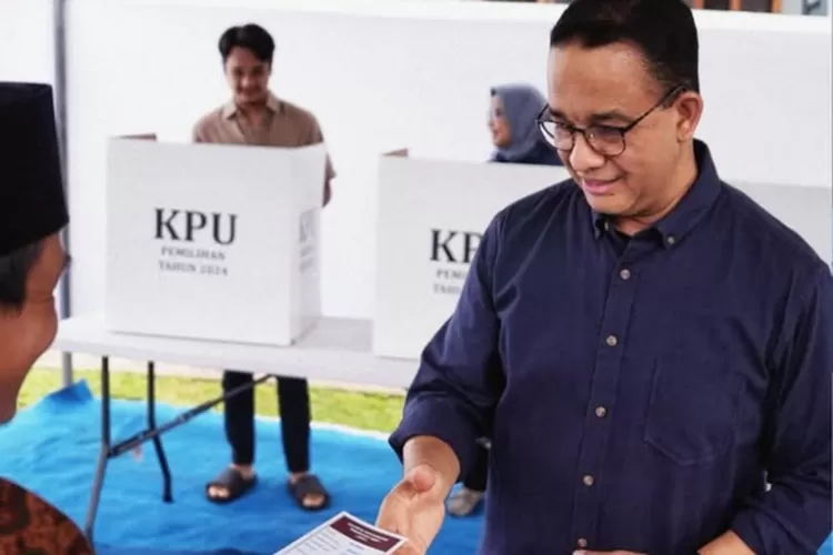 Momen Anies Baswedan Menggunakan Hak Suaranya di TPS Kawasan Lebak Bulus. (Foto/Instagram @aniesbaswedan.)