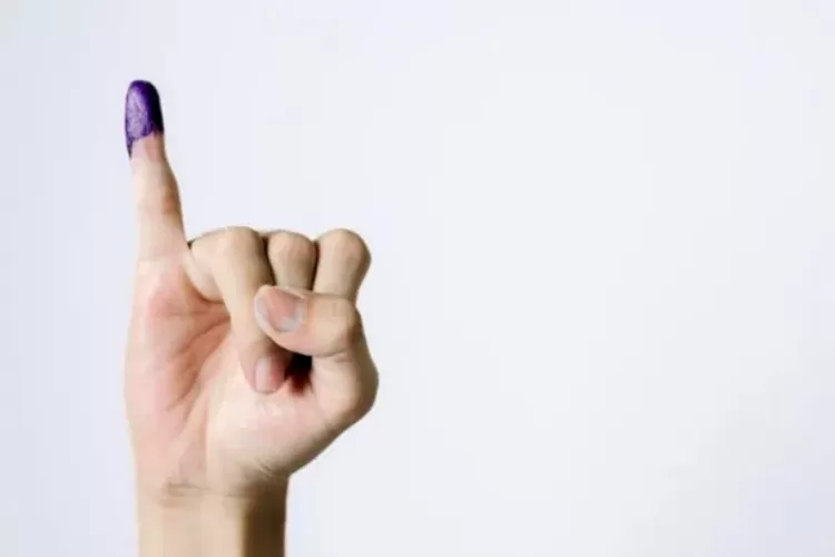 lustrasi. Jari kelingking bertinta setelah mencoblos di pilkada