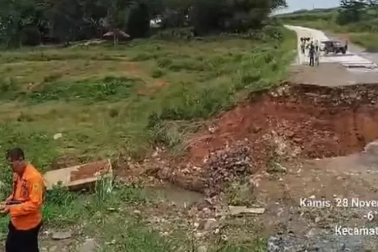 Jembatan Puncak 2 putus di di atas aliran Sungai Bobojong, Desa Babakanmadang, Kecamatan Babakanmadang, Kabupaten Bogor (BPBD Kabupaten Bogor)