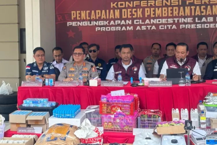 Penggerebekan pabrik narkoba di perumahan mewah di Bandung (X/@jakarta_netizen)