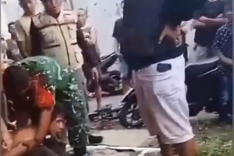 Pelaku Rudapaksa di Deli Serdang Babak Belur dihajar massa. (Foto/X @neVerAl0nely.)