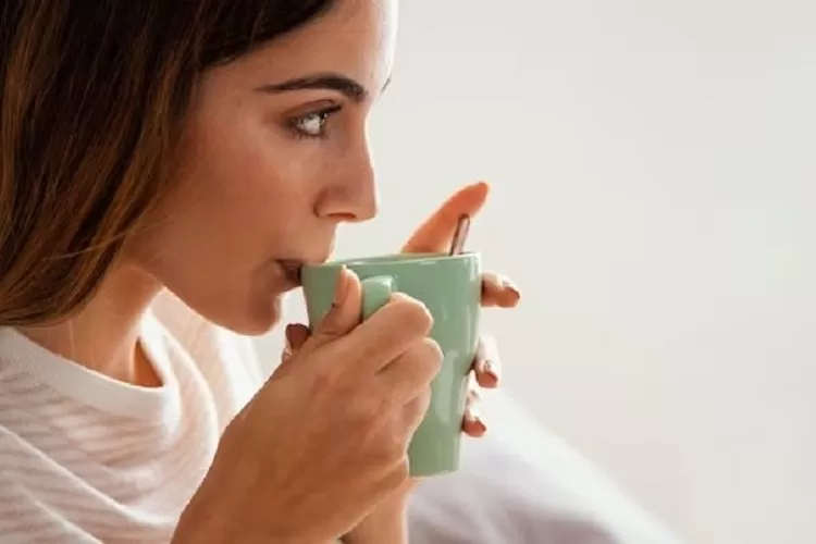 Ilustrasi jenis minuman yang aman untuk penderita asam urat tinggi. (Foto/Freepik.)