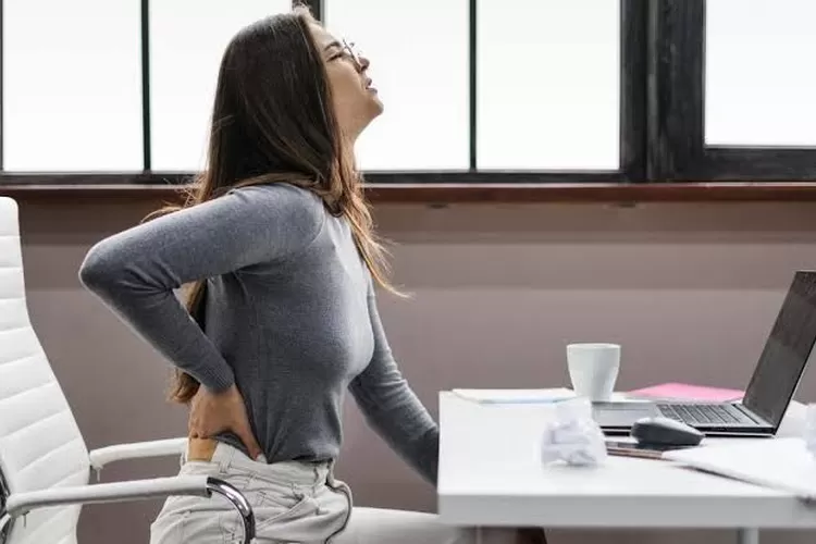 Ilustrasi sakit pinggang karena duduk terlalu lama. (Foto/Pixabay.)