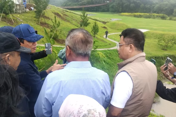 Menteri LH Hanif Faisol saat sidak ke kawasan Danau Lido, Cigombong, Kabupaten Bogor pada Sabtu, 1 Februari 2025.