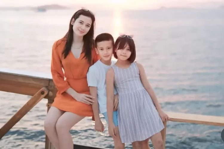 Iris Wullur Bersama Anaknya. (Foto/instagram @iriswullur_)