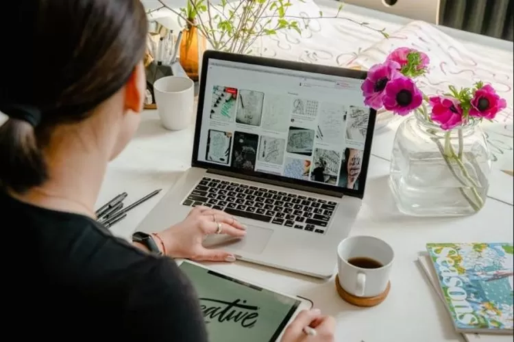 Ilustrasi Mahasiswi Jurusan Desain Grafis dari Universitas Terbaik. (Foto/Pexels/Antoni Shkraba.)