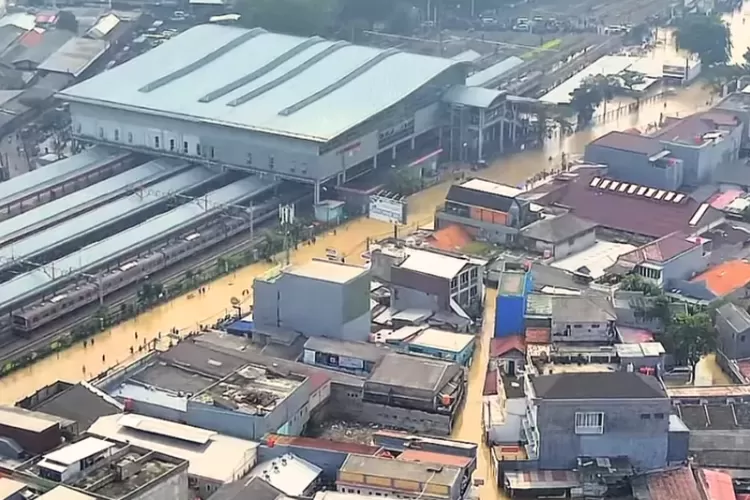 Stasiun Bekasi Terendam Banjir, Lift Eskalator Tidak Berfungsi Karena Mati Listrik (Dok.RBG/Istimewa)