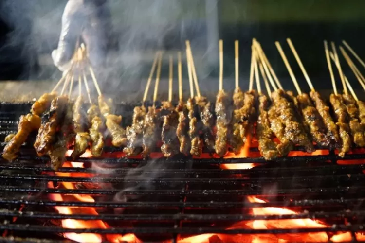 Begini Cara Menghirup Asap Sate di Jalanan Saat Berburu Takjil Agar Tidak Membatalkan Puasa (Dok.RBG/Istimewa)