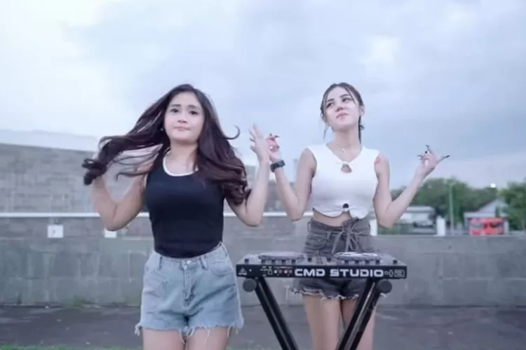 Mala Agatha dan Icha Chellow Syuting MV Iclik Cinta di Perpus Bung Karno dengan Pakaian Mini (Youtube/Mala Agatha)