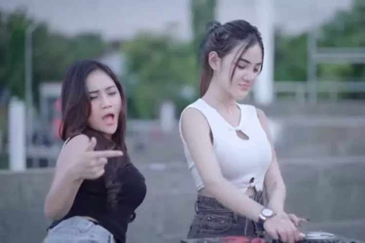 Mala Agatha dan Icha Chellow Dikecam Usai Nyanyikan Iclik Cinta di Makam Bung Karno (Youtube/Mala Agatha)