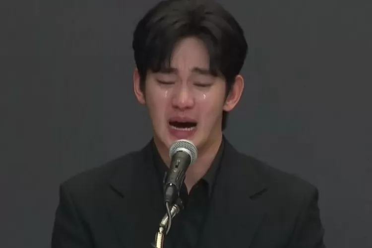 Potret Kim Soo Hyun saat Konferensi Pers (Instagram fyi.korea)
