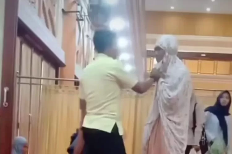 Mahasiswa tertangkap basah menyamar menggunakan mukena.  (Foto: Tangkapan Layar Instagram @medsoszone)