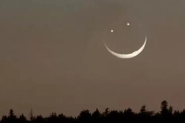 Fenomena smiley face moon terjadi karena adanya konjungsi tiga benda langit. ( (Foto: english.mathrubhumi.com))