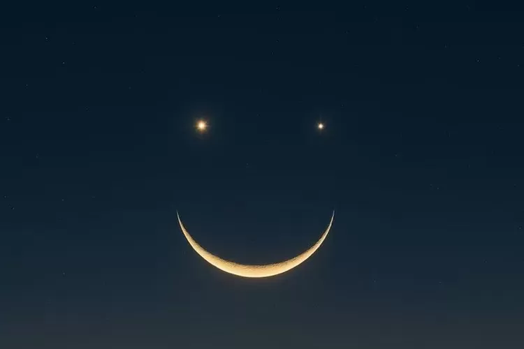 Fenomena smiley face moon terjadi karena adanya konjungsi tiga benda langit.  ((Foto: english.mathrubhumi.com))