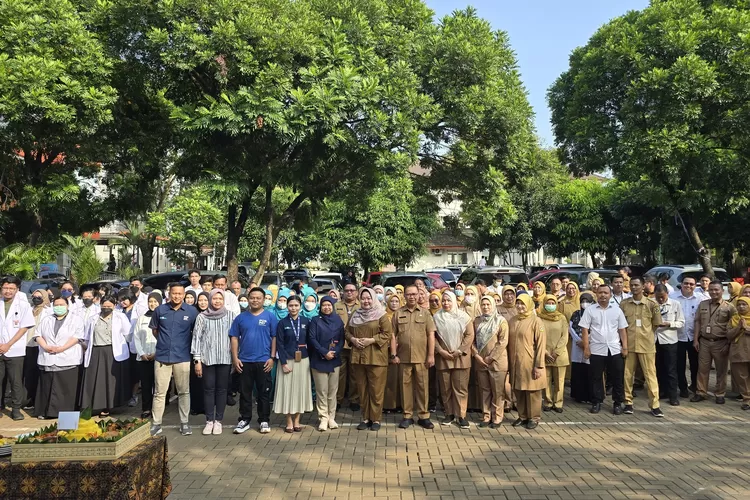 Jajaran Pegawai RSUD Cibinong dan PT Pos Indonesia saat peresmian layanan antar obat ke rumah pasien. (Foto/Humas RSUD Cibinong.)