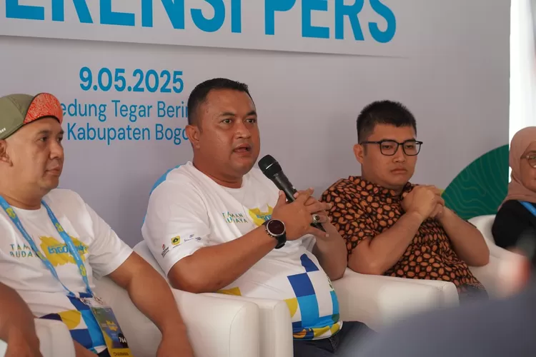Rudy Susmanto saat menggelar konferensi pers di acara Taman Budaya Bogor Run 2025, Jum'at (9/5). (Foto/Tim Komunikasi Publik/Diskominfo Kabupaten Bogor.)