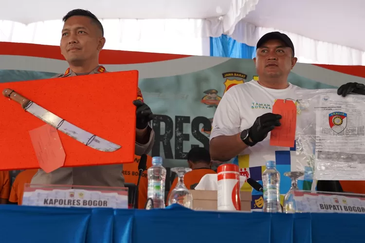 Bupati Bogor Rudy Susmanto saat menghadiri konferensi pers yang digelar di halaman Polres Bogor,Jumat (9/5). (Foto/Humas Kabupaten Bogor.)