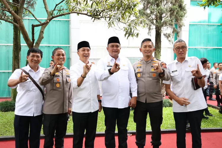 Bupati Bogor Rudy Susmanto dalam acara Rapat Koordinasi dan Penandatanganan Dokumen Kerja Sama Pemerintah Daerah dengan Kepolisian yang berlangsung di Gedung Pakuan, Bandung, Jumat (16/5). (Foto/Diskominfo Kabupaten Bogor.)