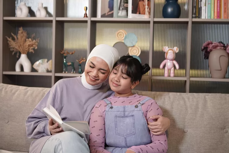 Potret Malika Abiya Bersama Sang Ibu yang Jadi Inspirasi Single Terbarunya. (Foto/Istimewa.)