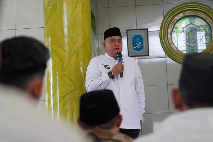 Bupati Bogor, Rudy Susmanto, secara perdana melaksanakan kegiatan Shalat Jumat Keliling bersama masyarakat di Masjid Al-Fudhola, Kelurahan Karadenan, Kecamatan Cibinong, Jumat 18 Juli 2025.  ((Tim Komunikasi Publik / Diskominfo Kabupaten Bogor))