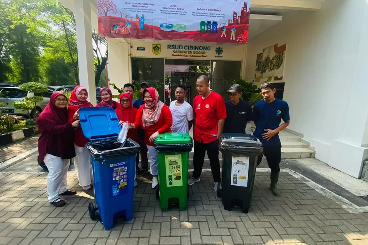 Dr. Yukie Meistisia A. Satoto, S.H., M.H(Kes)., selaku Direktur Utama RSUD Bakti Pajajaran (Cibinong) meresmikan launching Bank Sampah  (Ist.)