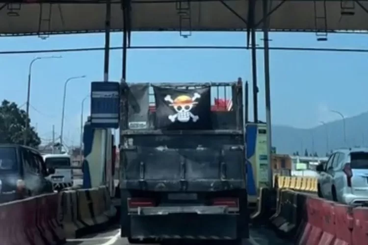 Semakin Gempar! Sopir Truk Ramai-Ramai Kibarkan Bendera One Piece di Kendaraannya Jelang HUT RI (TikTok @iii.mayyy)