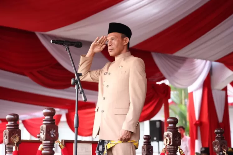 Wakil Bupati Bogor Jaro Ade Pimpin Upacara Penurunan Bendera Merah Putih di Lapangan Tegar Beriman (Press Release Diskominfo Kabupaten Bogor)