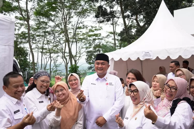 Rudy Susmanto saat kegiatan kunjungan kerjanya ke wilayah Kecamatan Sukamakmur ((TIM KOMUNIKASI PUBLIK / DISKOMINFO KABUPATEN&nbsp;BOGOR))