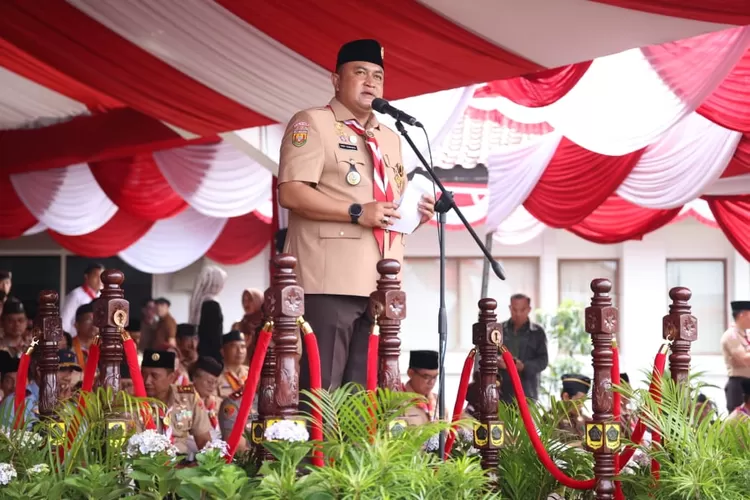 Bupati Bogor Rudy Susmanto saat memimpin upacara peringatan hari Pramuka ke-64 tahun 2025 tingkat Kabupaten Bogor, di Lapangan Tegar Beriman, Cibinong, Kamis (21/8). ((TIM KOMUNIKASI PUBLIK / DISKOMINFO KABUPATEN&nbsp;BOGOR))