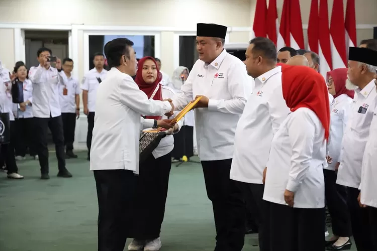 Rudy Susmanto saat meraih penghargaan sebagai Pelindung PMI Kabupaten Bogor yang diserahkan langsung Ketua PMI Jawa Barat, Irjen Pol (Purn) Adang Rochjana. ((TIM KOMUNIKASI PUBLIK / DISKOMINFO KABUPATEN&nbsp;BOGOR))