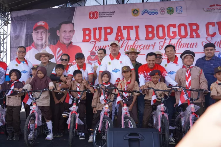 Bupati Bogor Bagikan 442 Unit Sepeda untuk Anak-Anak di Desa Malasari, Berharap Bisa Meningkatkan Ekonomi (Press Release Diskominfo Kabupaten Bogor)