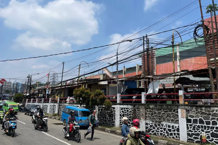 Pemerintah Kabupaten (Pemkab) Bogor melalui Dinas Pekerjaan Umum dan Penataan Ruang (DPUPR) terus melakukan penataan dan perapihan kabel udara di sejumlah titik strategis. Salah satunya di wilayah Kecamatan Ciawi pada Rabu (3/9/25). (Foto/Diskominfo Kabupaten Bogor.)