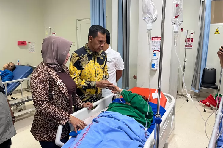 Jaro Ade saat mengunjungi keluarga korban bencana ambruknya Majelis Taklim Asobiyah, di Desa Sukamakmur, Kecamatan Ciomas pada Minggu (7/9). (Foto/Humas Kabupaten Bogor.)