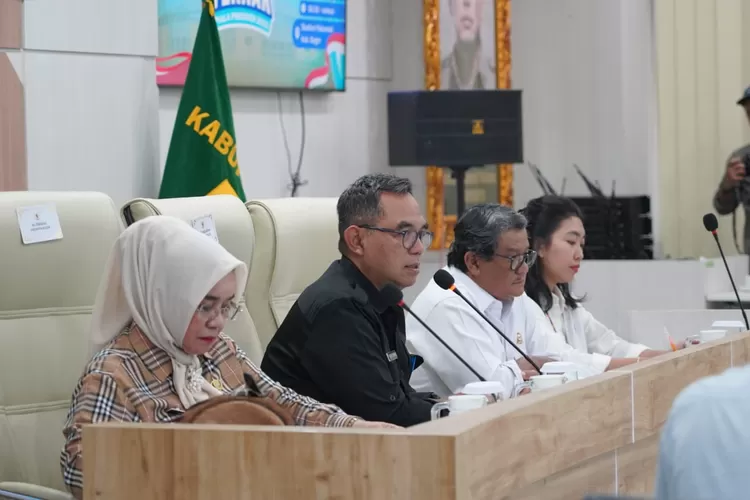 Sekda Kabupaten Bogor, Ajat Rochmat Jatnika, pimpin rapat persiapan Bulan Bakti Peternakan ke-189 dan Kontes Ternak Piala Presiden 2025. (Foto/Diskominfo Kabupaten Bogor.)