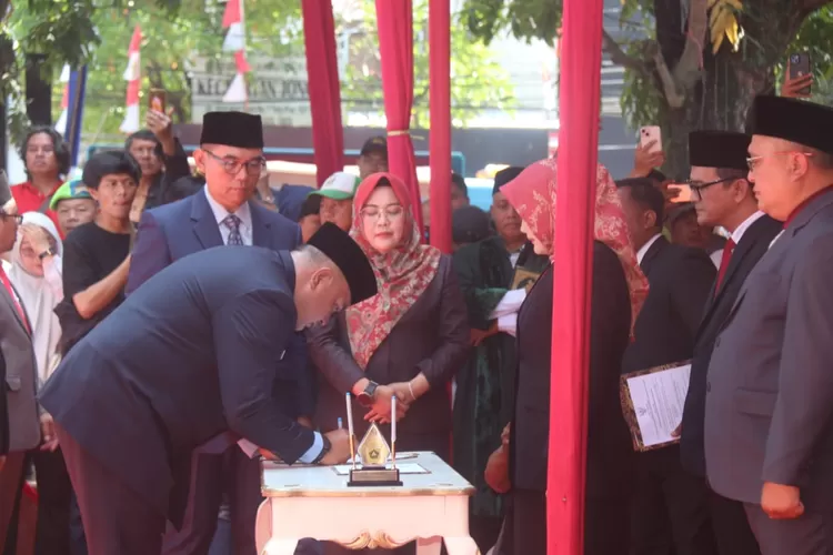Bupati Bogor, Rudy Susmanto, kembali melantik tiga Pejabat Pimpinan Tinggi Pratama di lingkungan Pemerintah Kabupaten Bogor, bertempat di Alun-Alun Kecamatan Jonggol, Selasa (10/9). (Foto/Diskominfo Kabupaten Bogor.)