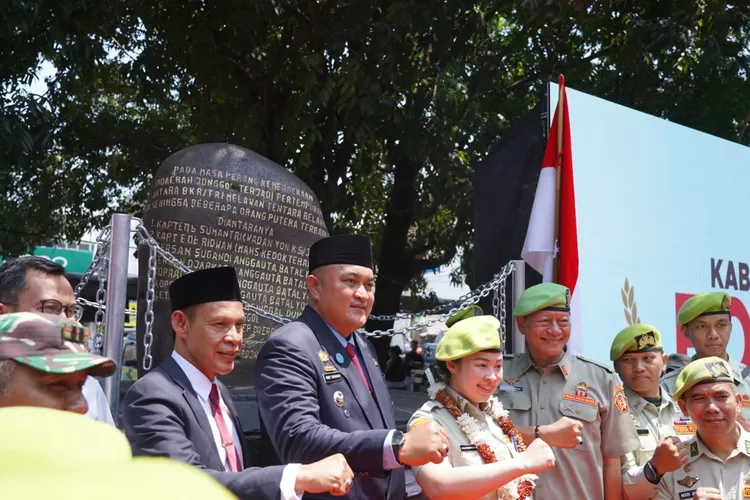 Bupati Bogor, Rudy Susmanto, meresmikan Monumen Perjuangan Jonggol yang terletak di Alun-Alun Kecamatan Jonggol, Rabu (9/9/25). (Foto/Diskominfo Kabupaten Bogor.)