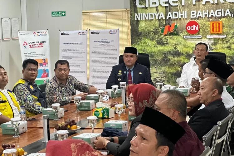 Bupati Bogor, Rudy Susmanto, meninjau langsung pembangunan Bendungan Cibeet dan Bendungan Cijurey, pada Rabu (10/925). (Foto/Diskominfo Kabupaten Bogor.)