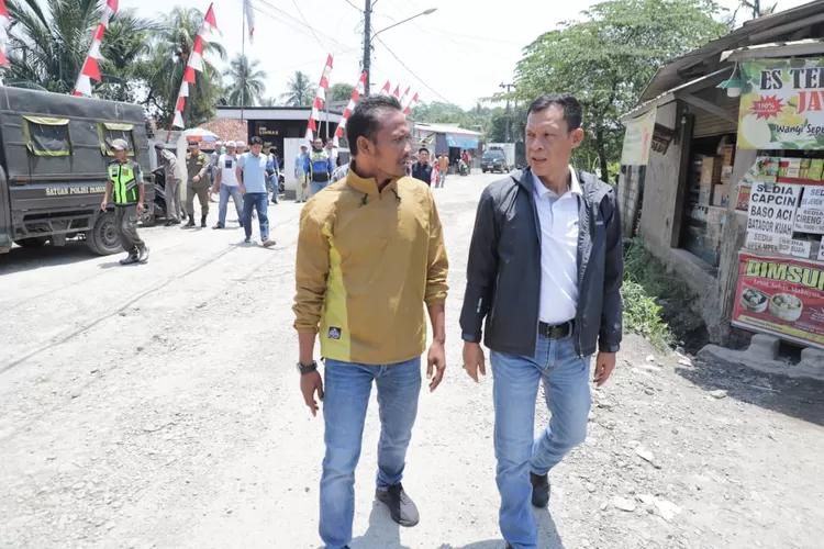 Naik Motor, Jaro Ade Cek Pembangunan dan Serap Aspirasi Sopir Tambang di Rumpin. (Foto/TIM KOMUNIKASI PUBLIK / DISKOMINFO KABUPATEN BOGOR.)