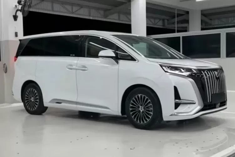 Deretan Mobil Listrik Mirip Alphard: Fitur, Spesifikasi, dan Harga Terbaru. (Foto/Tangkapan Layar YouTube O Blitz.)