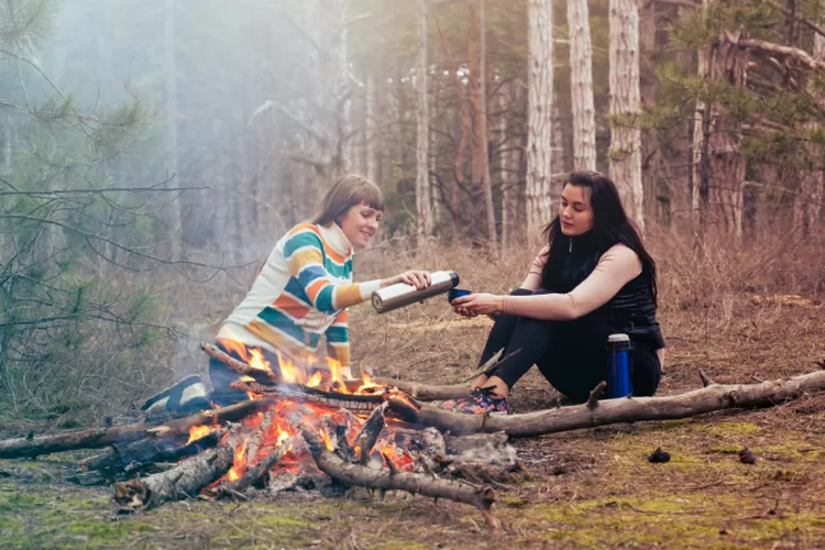 ilustrasi manfaat camping bagi kesehatan (Pexels/Atlantic Ambience)