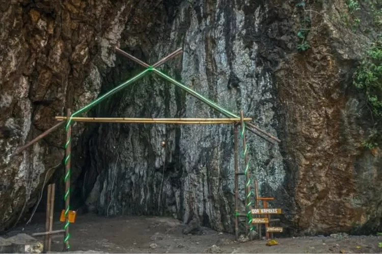 Pantai Goa Langir, Perpaduan antara Pantai dan Gua yang Unik. (foto/IG/pantaigoalngir.id)