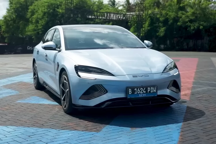 Ilustrasi - Tips Membeli Mobil Listrik Bekas: Hindari Kesalahan yang Bikin Rugi. (Foto/YouTube Otodriver.)