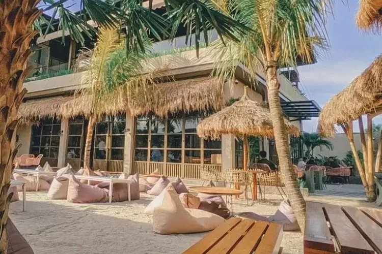 Area outdoor dan gedung Sunshine Cafe and Resto, objek wisata kuliner di Bogor  ((Foto/Instagram/@sunshinecoffeeresto))