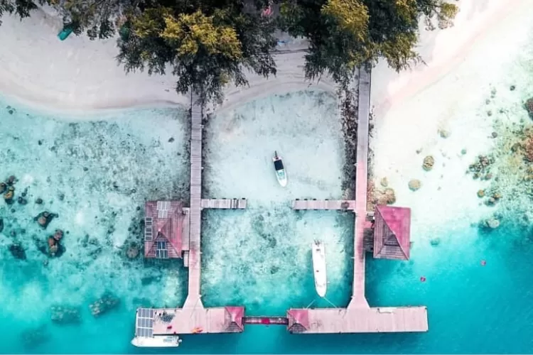 Potret dari atas keindahan Pulau Sepa (Foto: Instagram/@dustynwsams)