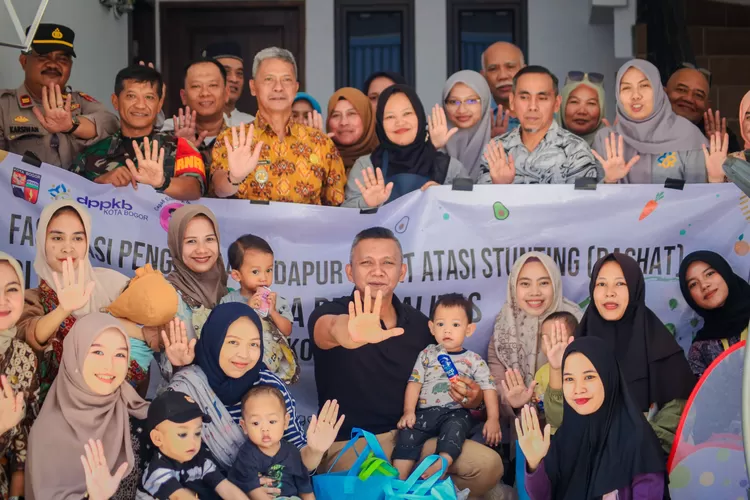 Wakil Wali Kota Bogor, Jenal Mutaqin belum lama ini mengunjungi kegiatan Fasilitasi Pengelolaan Dapur Sehat Atasi Stunting (Dashat) di Kampung Keluarga Berkualitas, Kelurahan Sindangsari, Kecamatan Bogor Timur. (Foto/Humas Pemkot Bogor.)