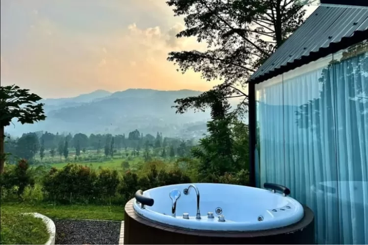 Private Jacuzzi di Lot449 Glass House (Valda Anggun.)