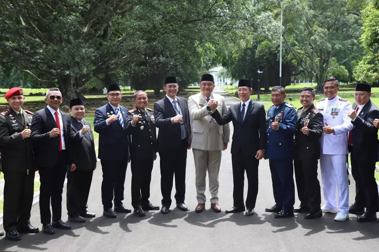 Bupati dan Wali Kota Bogor Tanam Pohon di Istana Kepresidenan Peringati Hari Pahlawan 2025. (Foto/Tim Komunikasi Publik/Diskominfo Kabupaten Bogor.)