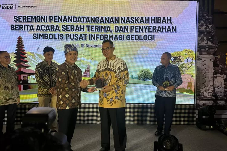 Sekda Ajat&nbsp;Terima Aset Pusat Informasi Geologi. (Foto/Humas Kabupaten Bogor.)